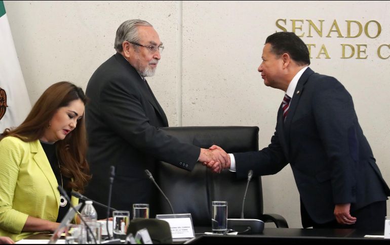 Bernardo Bátiz, exprocurador capitalino y uno de los favoritos para encabezar la fiscalía, saluda a Julio Menchaca, presidente de la Comisión de Justicia del Senado. SUN/L. Godínez