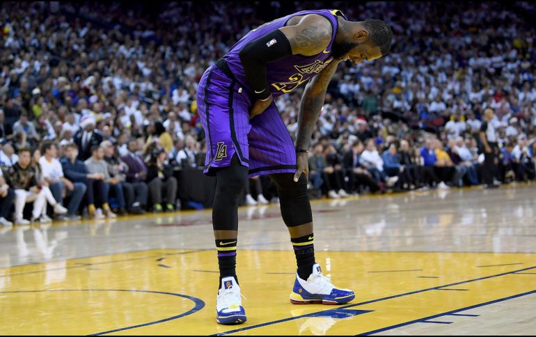 Entrentar a los Golden State Warrios el año pasado acabo mal en más de una ocasión para James. AFP