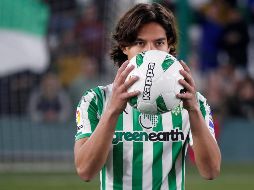 El técnico del Betis, Quique Setién, que el joven mexicano tome ritmo lo más rápido y sea parte constante del plantel. EFE / J. M. Vidal