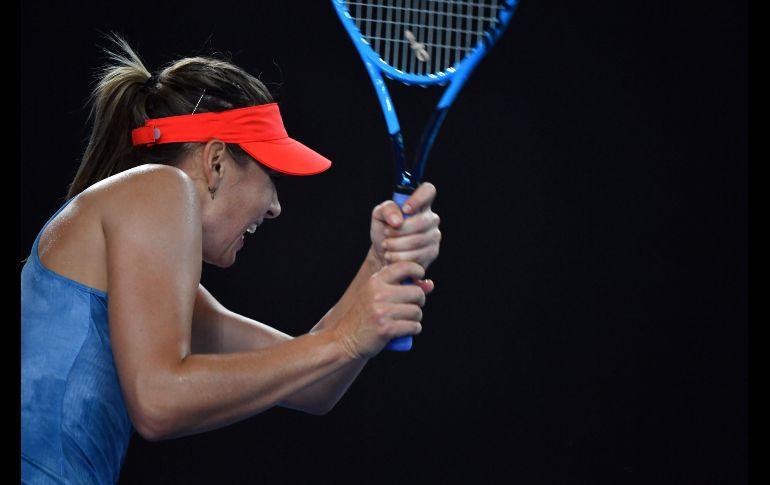 La rusa María Sharapova juega en partido de la tercera jornada del Abierto australiano de tenis, disputado en Melbourne. AFP/S. Crock