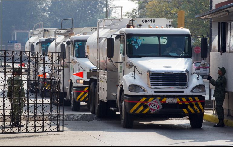Pipas de PEMEX cargadas de combustible salen de la Refinería de Azcapotzalco, revisadas minuciosamente por elementos del Ejército Mexicano. NTX/J. Pazos