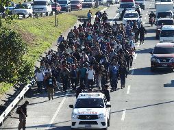 Un grupo de al menos 100 salvadoreños parte hacia EU en caravana