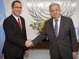 Fotografía cedida por la ONU donde aparece su secretario general António Guterres (d) mientras saluda al canciller de Venezuela, Jorge Arreaza (i), durante una reunión en la sede del organismo. EFE