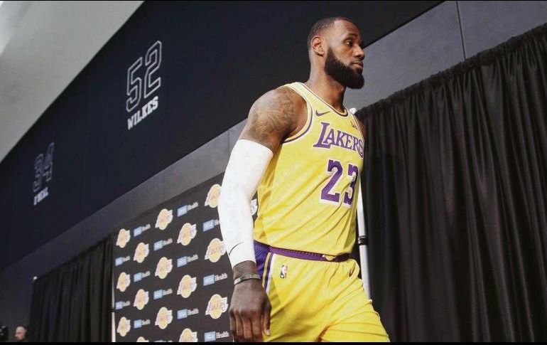 James estaría fuera de actividad cuatro semanas, el periodo más largo en su carrera. EFE/ARCHIVO