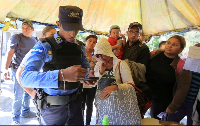 El Sistema de Control Biométrico Migratorio de Honduras contabiliza solo la salida migratoria de 473 compatriotas de la caravana en los puntos fronterizos de Agua Caliente y El Florido. EFE / G. Amador