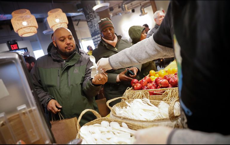 Voluntarios prepararon platos para unas dos mil personas, cuyo costo en el mercado puede oscilar entre ocho y 10 dólares. AP/P. Martínez
