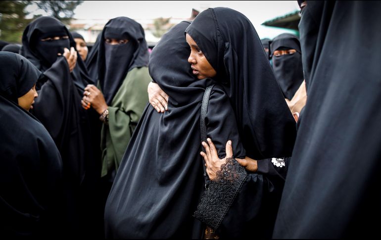 Familiares de algunas de las víctimas mortales del atentado yihadista de ayer lloran la pérdida de sus seres queridos en Nairobi. EFE/D. Kurokawa