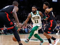 Kyrie Irving logró doble-doble de 27 puntos y 18 asistencias como líder encestador de los Celtics. AP / C. Krupa