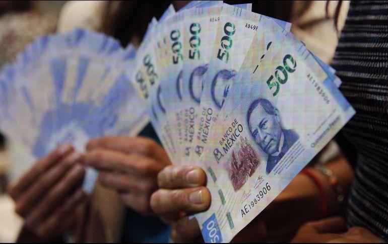 La recuperación de los precios del petróleo influyen el pa apreciación del peso. EFE/Archivo