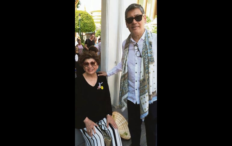 Anita de Celis y su hijo Miguel en Asia.