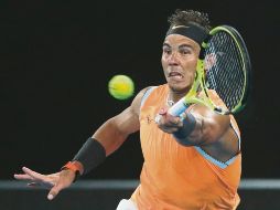Rafael Nadal regresa una bola a Matthew Ebden. AP