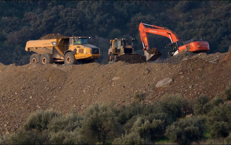 El tipo de terreno hace difícil las labores de rescate del niño. AFP