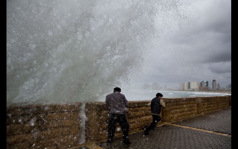 Una ola se estrella en un malecón en Tel Aviv, Israel. AP/O. Bality