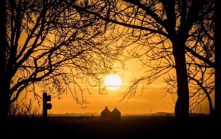 El Sol se ve tras una casa en ruinas junto al río Loira en la ciudad francesa de Lavau-sur-Loire. AFP/L. Venance
