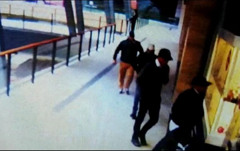 Estos ingresaron a la joyería y con marros rompieron los cristales de varias vitrinas para posteriormente extraer mercancía. ESPECIAL/