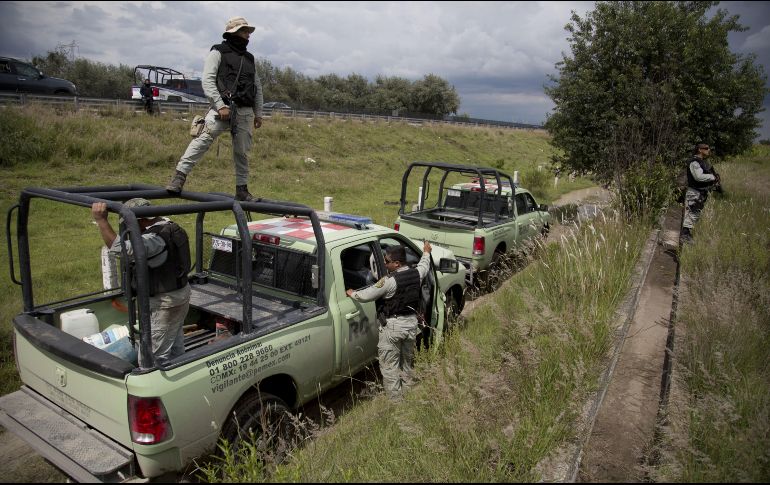 El funcionarlo de PGR dijo que hasta el momento se ha logrado identificar mil 22 tomas clandestinas y se han decomisado cuatro millones 321 mil 88 litros de diversos combustibles. AP/ ARCHIVO
