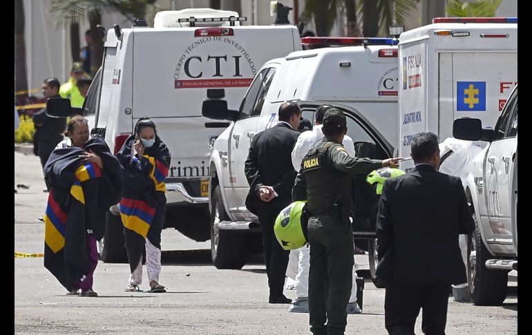 Personas evacuan la academia. Al menos 10 personas murieron, incluida una cadete ecuatoriana, y 65 quedaron heridas por el atentado.