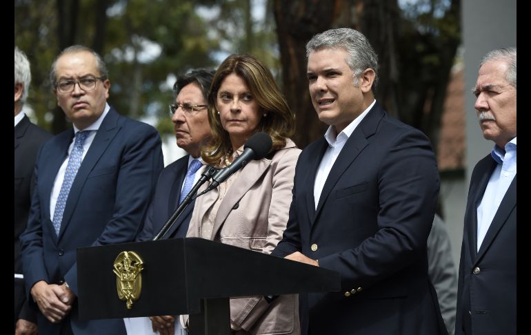 El presidente Iván Duque (2 d) acudió al lugar del atentado, donde advirtió: 