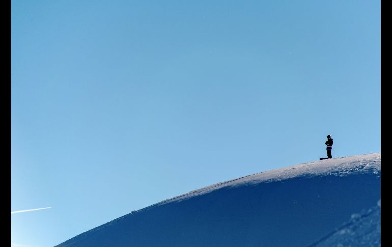 Un esquiador se prepara antes de bajar una colina durante un día soleado de invierno en la estación de esquí de Flachau, en Salzburgo, Austria. EFE/C. Bruna