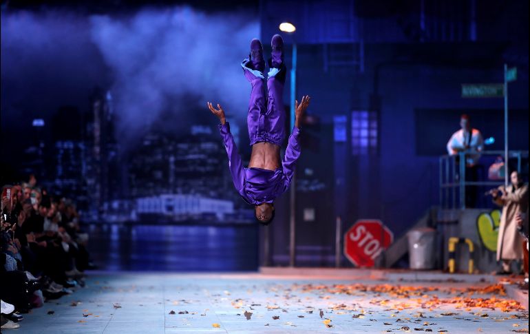 Un modelo presenta una de las propuestas para la temporada otoño/invierno 2019/2010 del diseñador estadounidense Virgil Abloh para Louis Vuitton, durante la Semana de la Moda de París. EFE/I. Langsdon