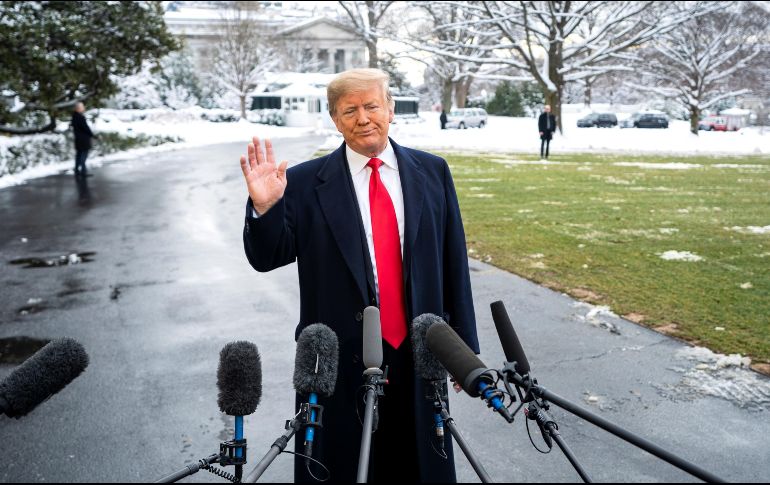 Fotografía de archivo fechada el 14 de enero de 2019 que muestra al presidente estadounidense, Donald J. Trump, mientras habla a su salida de la Casa Blanca. EFE/J. Scalzo