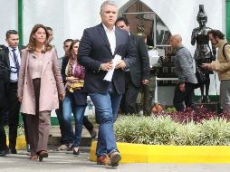 El presidente de Colombia, Iván Duque (c), llega a una rueda de prensa este jueves en Bogotá. EFE/M. Dueñas