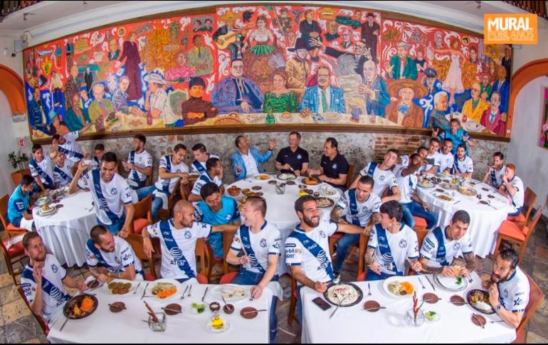 Jugadores y cuerpo técnico poblanos “replican” la obra en lo que fue la foto oficial. TWITTER/@ClubPueblaMX