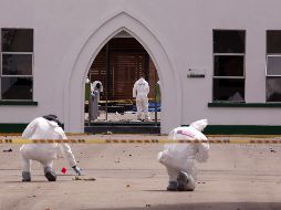 Especialistas recogen los restos de material tras el ataque a la academia. EFE/M. Dueñas