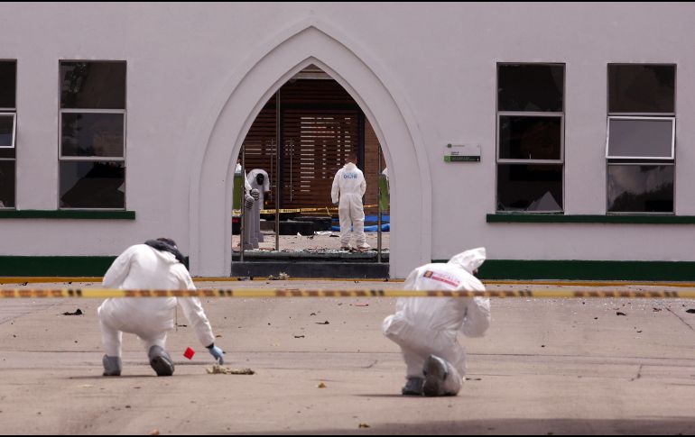 Especialistas recogen los restos de material tras el ataque a la academia. EFE/M. Dueñas