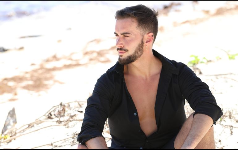 El conductor, actor y youtuber, listo para crecer en nuevos caminos profesionales. FOTO: Pavel Anton. Locación, hotel Breathless Riviera Cancún