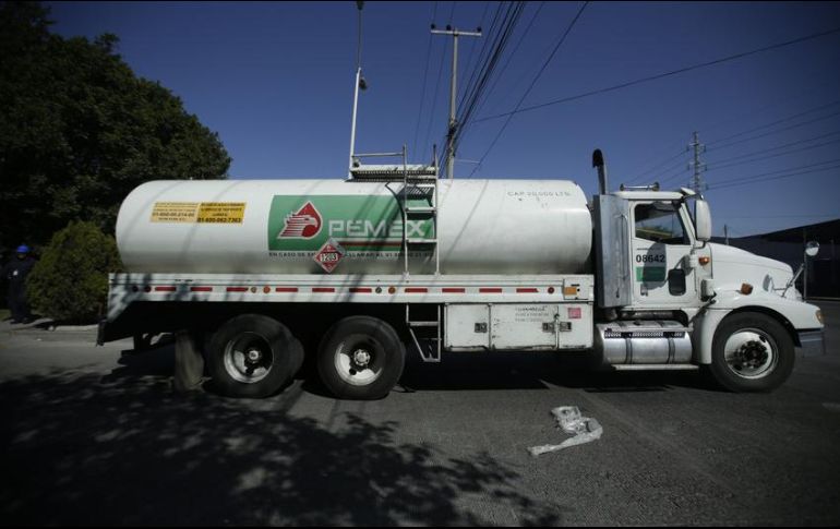 Andrés Manuel detalla que los nuevos operadores de las pipas recibirán sueldos justos, prestaciones sociales y contarán con la protección de los cuerpos de seguridad del Estado. EL INFORMADOR / ARCHIVO