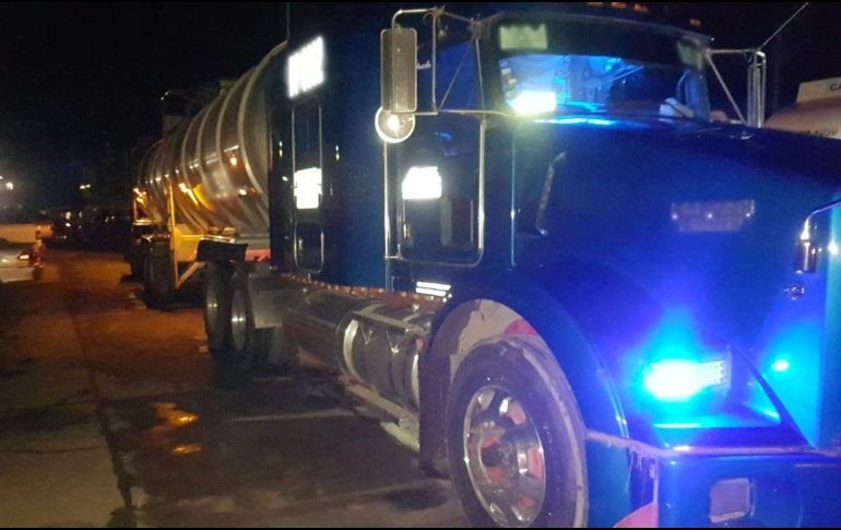 Si la unidad y el conductor que transporta el hidrocarburo cuentan con los requerimientos oficiales necesarios, los elementos federales escoltan su trayecto. TWITTER/ @PoliciaFedMx