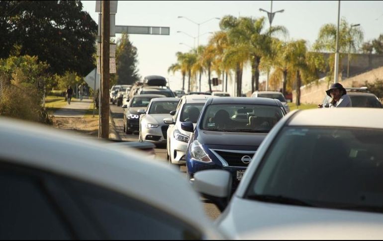 Señalan que si bien el flujo de abastecimiento a gasolineras aumentó y el suministro llega en menos horas, las compras de pánico generan que se acabe el carburante en menos horas. EL INFORMADOR / ARCHIVO