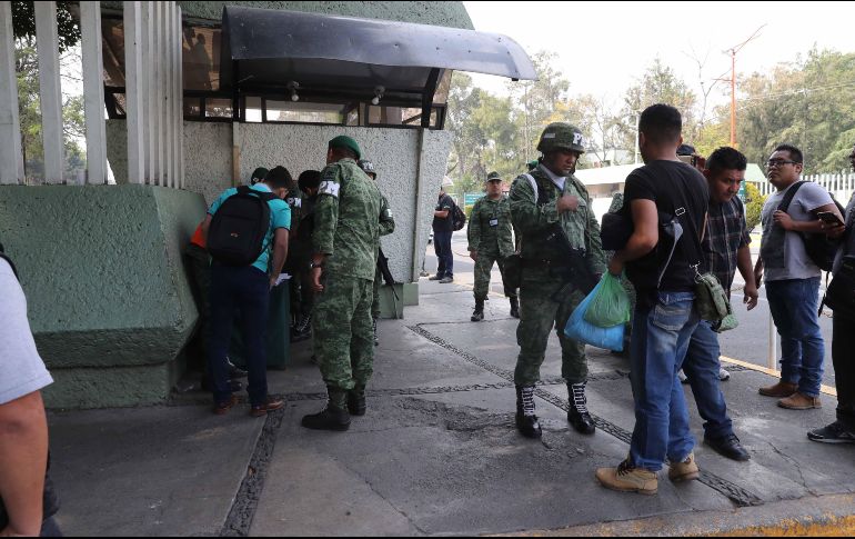 Solicitantes llegan al Campo Militar 1A puerta 8 para ingresar sus papeles. SUN/J. Reyes