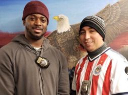 El oficial es felicitado por su departamento por arrestar a dos delincuentes sexuales en el metro. TWITTER/@NYPDnoticias