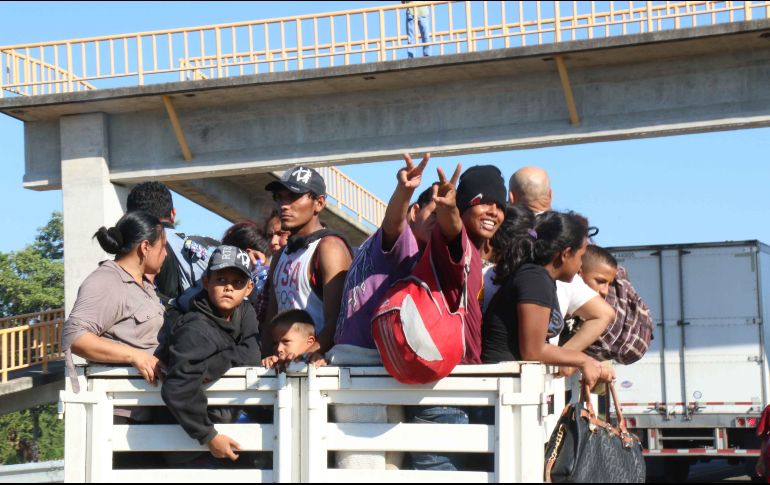 Los integrantes de la caravana tomaron rumbo a Tapachula, escoltados por miembros de Protección Civil y algunos agentes de la Policía estatal. SUN / M. Peters