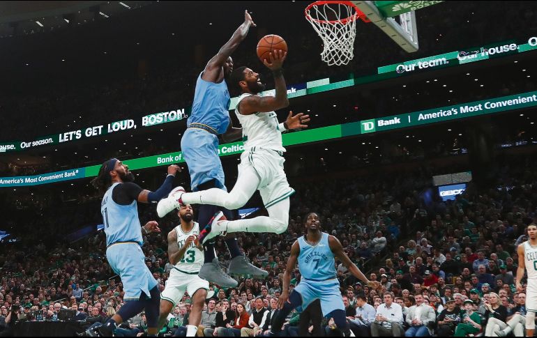 Kyrie Irving se eleva para conseguir dos de sus 38 puntos. AP