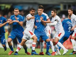 Los cuatro defensores del Guadalajara se han entendido a la perfección y ya lograron colgar el cero dos veces en Liga. De las principales mejorías está la marca en jugadas de táctica fija. MEXSPORT