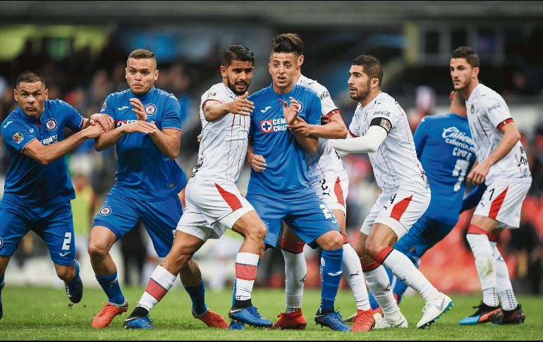 Los cuatro defensores del Guadalajara se han entendido a la perfección y ya lograron colgar el cero dos veces en Liga. De las principales mejorías está la marca en jugadas de táctica fija. MEXSPORT