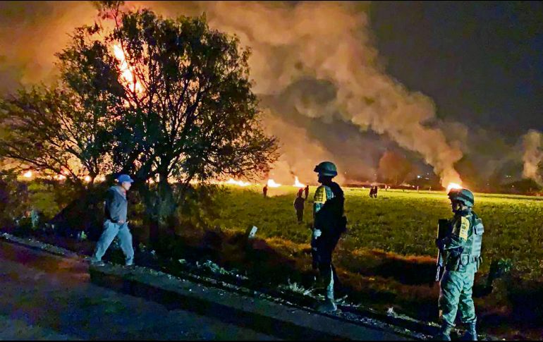 Tragedia. A pesar de que elementos de la Sedena acordonaron la zona para evitar accidentes, las personas rompieron el cerco y se acercaron a llenar bidones con combustible.