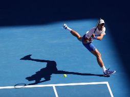 En su partido de octavos de final, Djokovic perdió un set, pero pudo imponerse a uno de los jóvenes de la nueva hornada del tenis, el canadiense Denis Shapovalov. EFE / M. Irham