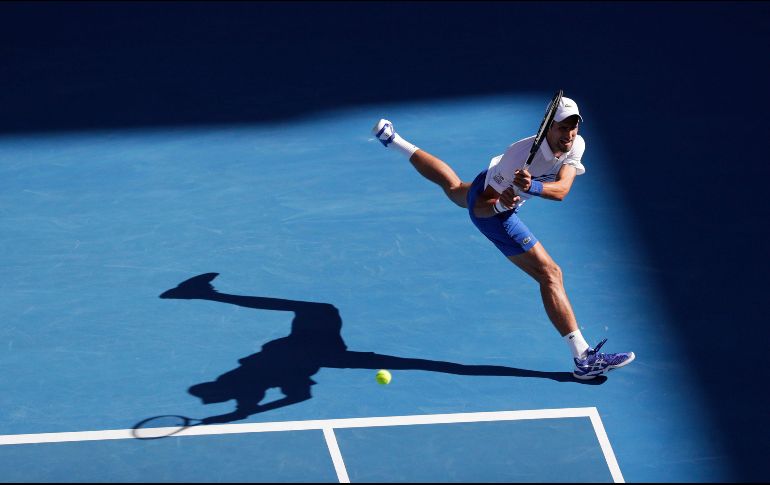 En su partido de octavos de final, Djokovic perdió un set, pero pudo imponerse a uno de los jóvenes de la nueva hornada del tenis, el canadiense Denis Shapovalov. EFE / M. Irham