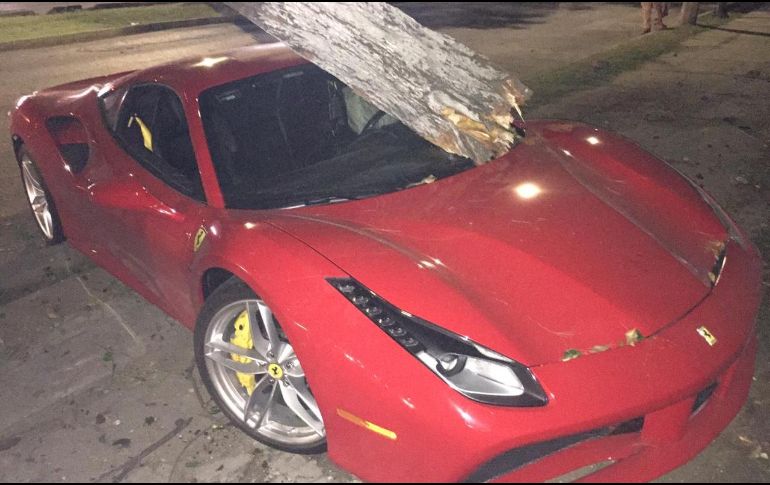 Al arribo de las autoridades, el conductor del vehículo se habría dado a la fuga. ESPECIALES/ Bomberos de Guadalajara