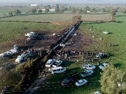 Un grupo de al menos 30 personas exigieron a las autoridades que terminaran su trabajo, al asegurar que faltan cuerpos por localizar. AFP / E. Castro