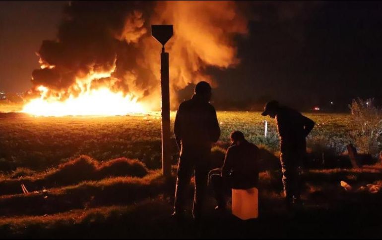 Ante la falta de combustible, pobladores de Tlahuelilpan acudieron a recolectar de la fuga de un ducto, donde cerca de las 17:00 horas, una chispa detonó una explosión; hasta el momento reportan 66 muertos. EFE /