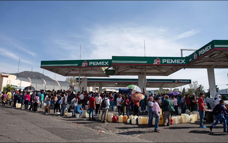 •Desde hace varias semanas, los conductores de distintos puntos del país han tenido que formar colas larguísimas para conseguir gasolina. SUN / ARCHIVO