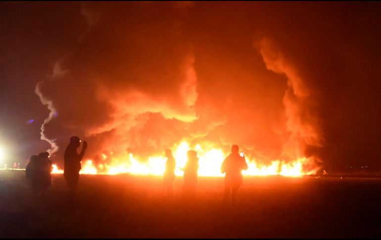 •Al lugar arribaron algunos pobladores que buscaban recolectar el combustible que se había acumulado en zanjas y cuando estaban en ello, cerca de las 17:00 horas, una chispa detonó una explosión. AFP / A. Estrella