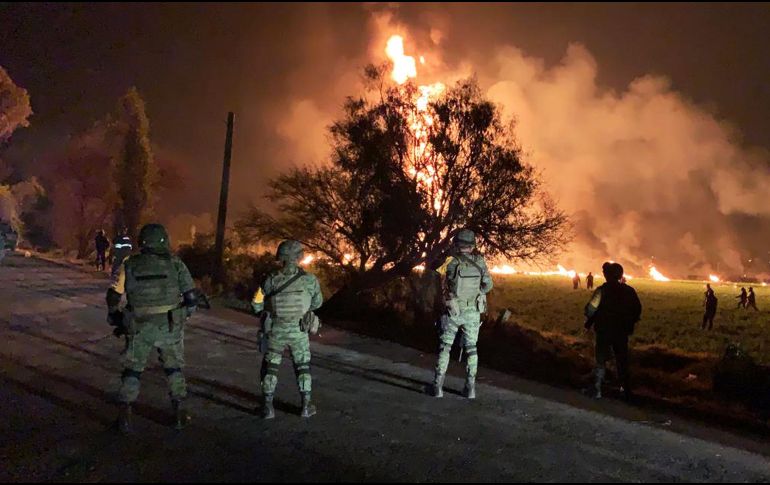 En Twitter, el Presidente López Obrador dio la instrucción de controlar el fuego y atender a las víctimas, a la vez que lamentó la grave situación en el lugar. AFP /