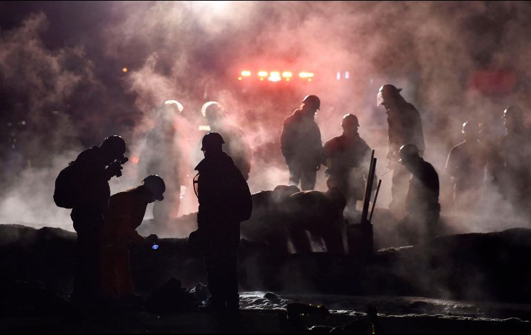 Personal de Pemex y bomberos sofocaron el fuego generado por la explosión. AFP / A. Estrella