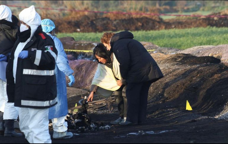 Poco a poco se dio accedo a la gente que llega al sitio siniestrado para que traten de identificar a alguno de sus familiares; algunos sólo esperan que se les entregue un cuerpo. EFE /